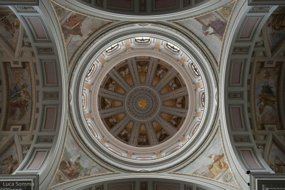 Cupola con affreschi di angeli nei dodici spicchi, in evidenza i quattro evangelisti nei pennacchi affrescati da Paolo Vetri (1855-1937)