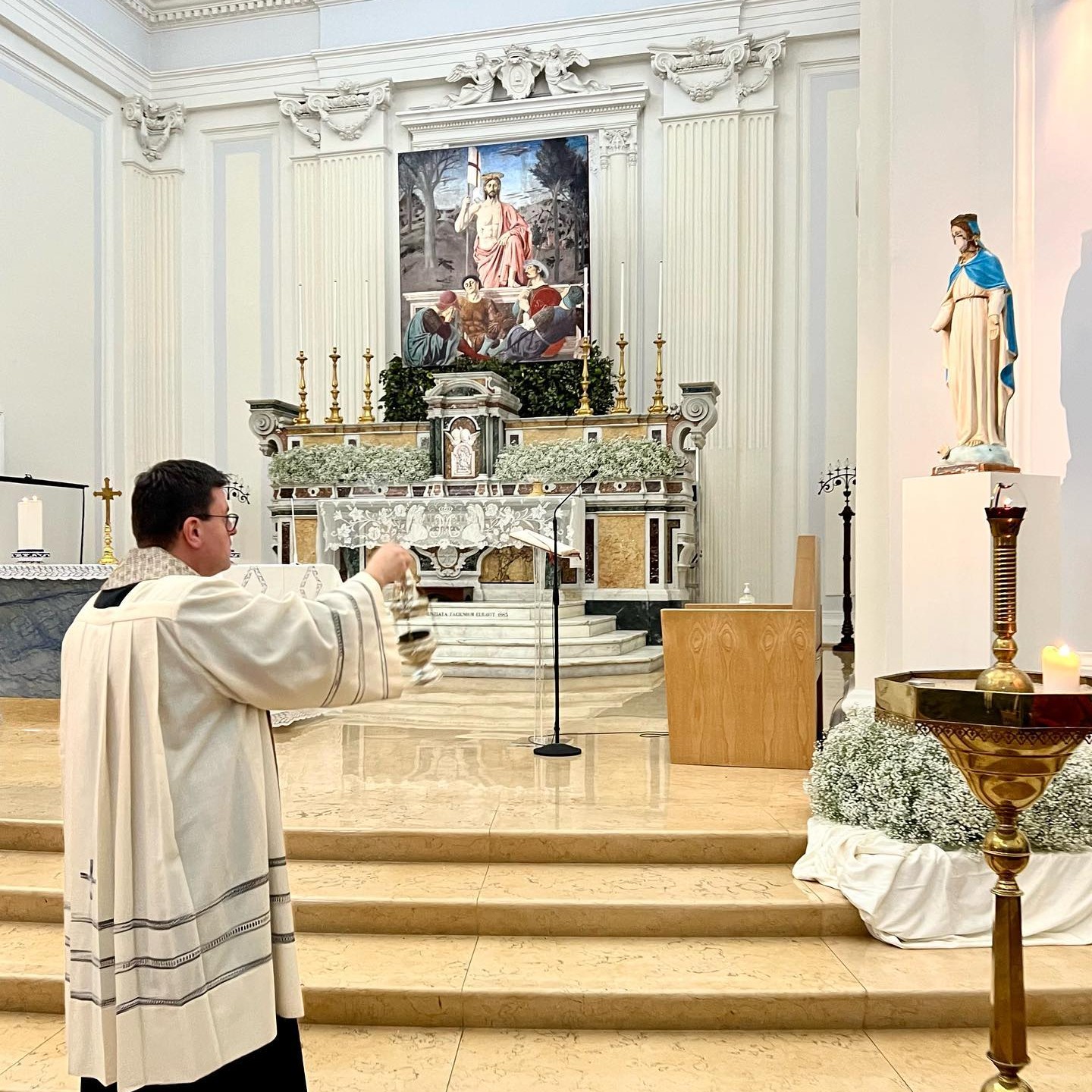 Il parroco di San Gennarello davanti alla Madonna di Batnaya