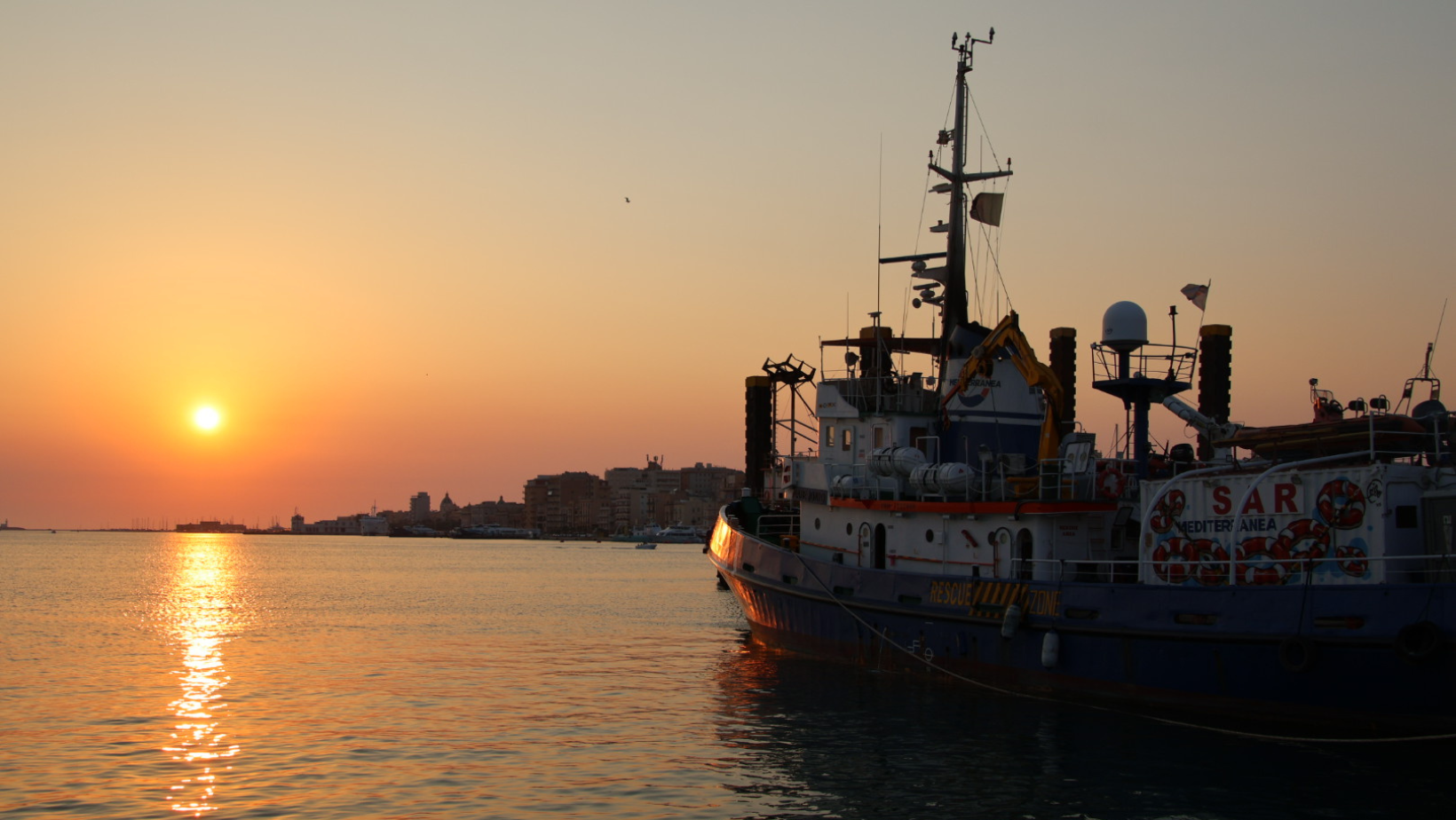 Salvato dai migranti: l'ultimo libro di don Mattia Ferrari