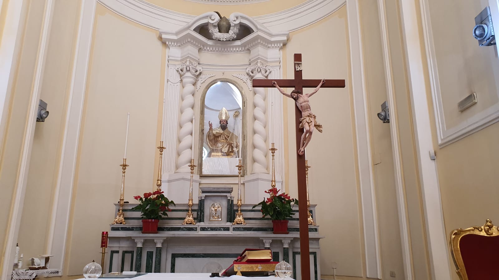 Parrocchia Santi Germano e Martino Scisciano - altare