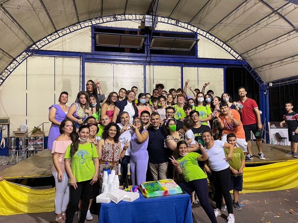 Don Ciro Toscano insieme agli educatori dell'estate ragazzi a Pontecitra