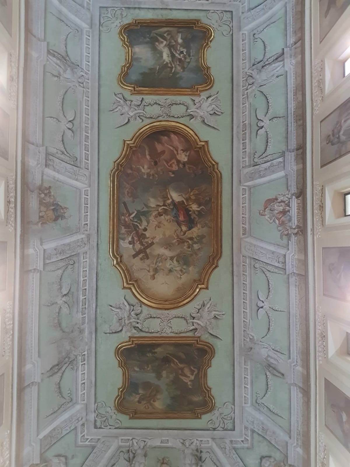 Il soffitto della chiesa di San Paolo Bel Sito con una tela del Caccioppoli