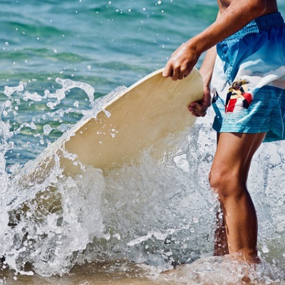 Salire sul surf della carità per un'estate da giovani