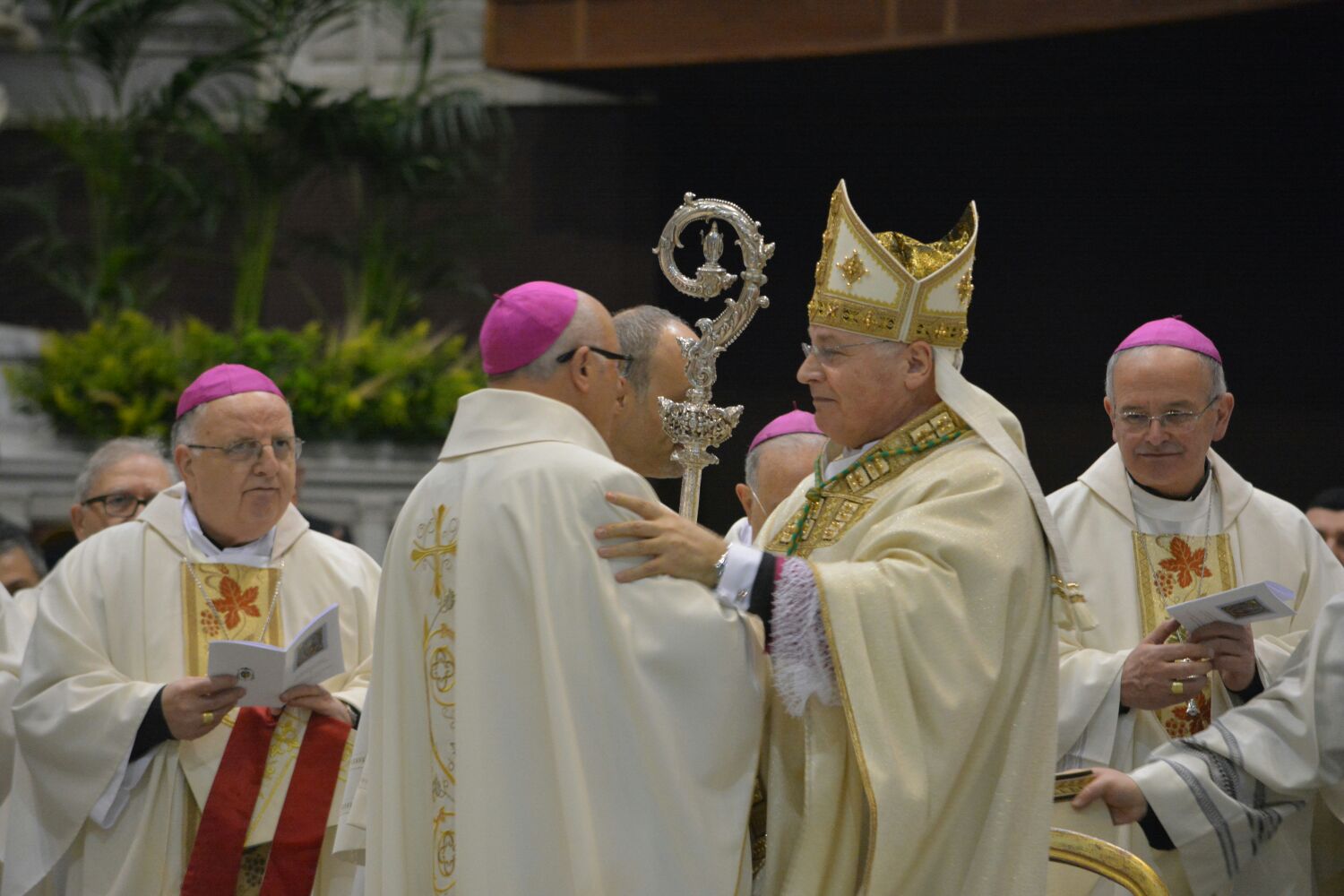 Il vescovo Depalma consegna il pastorale a monsignor Marino